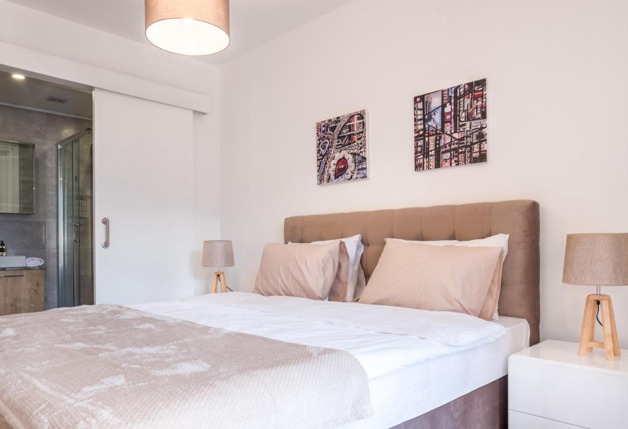 Deluxe Apt W/ Rooftop Pool In The Heart Of Kyrenia Kyrenia  Exterior photo